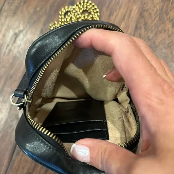 Gucci Black Leather Crossbody Bag with Gold Chain - Picture 3 of 3